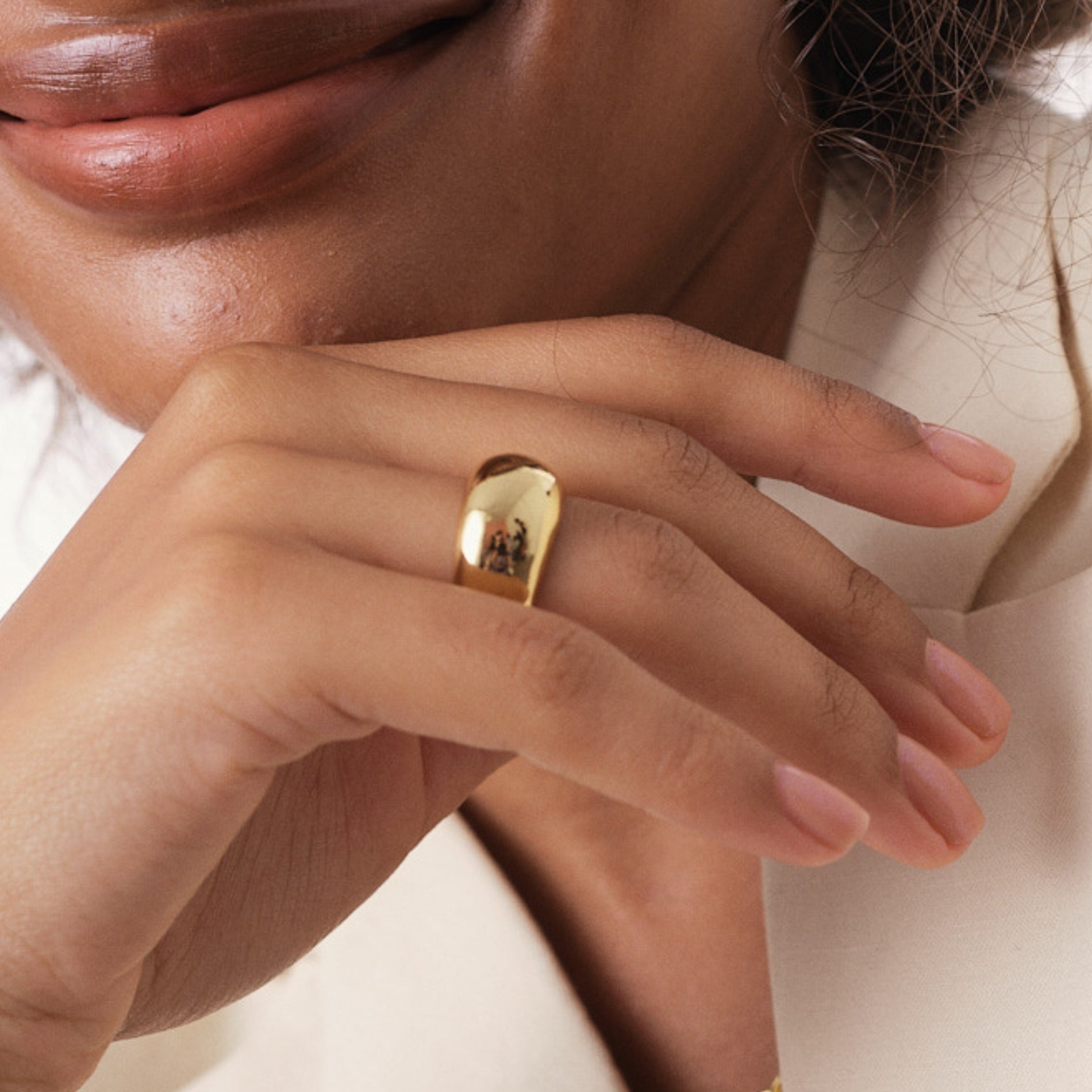 mano de mujer con anillo en base de bronce statament