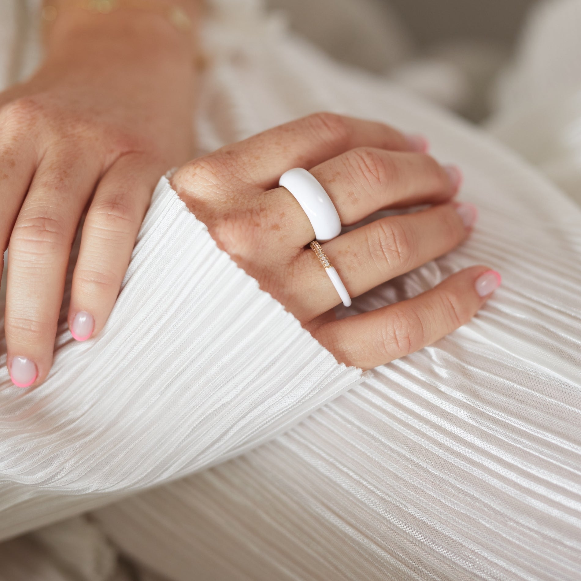 Anillo Jumbo Esmaltado White SOPHIE CROWN