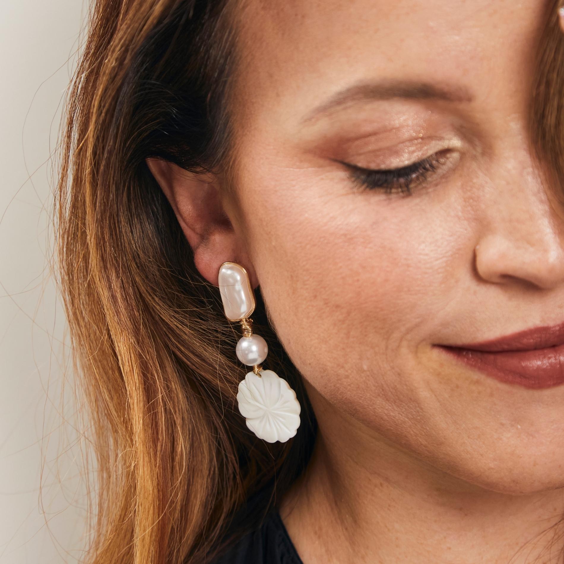 Arete Perla Flor Nacar SOPHIE CROWN