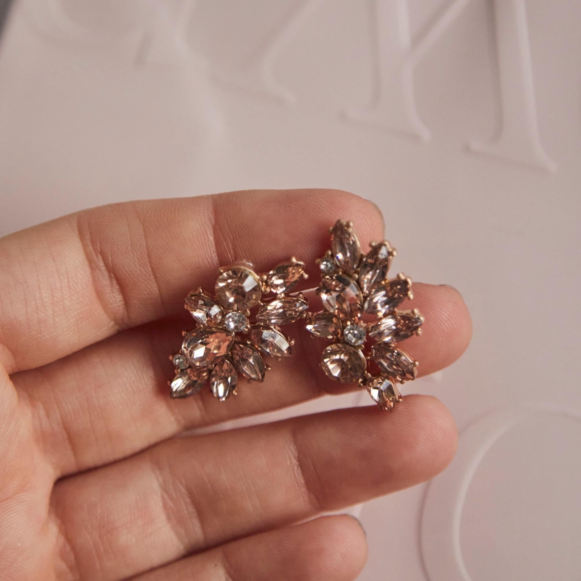 Arete Petalos Cristales Caramelo SOPHIE CROWN