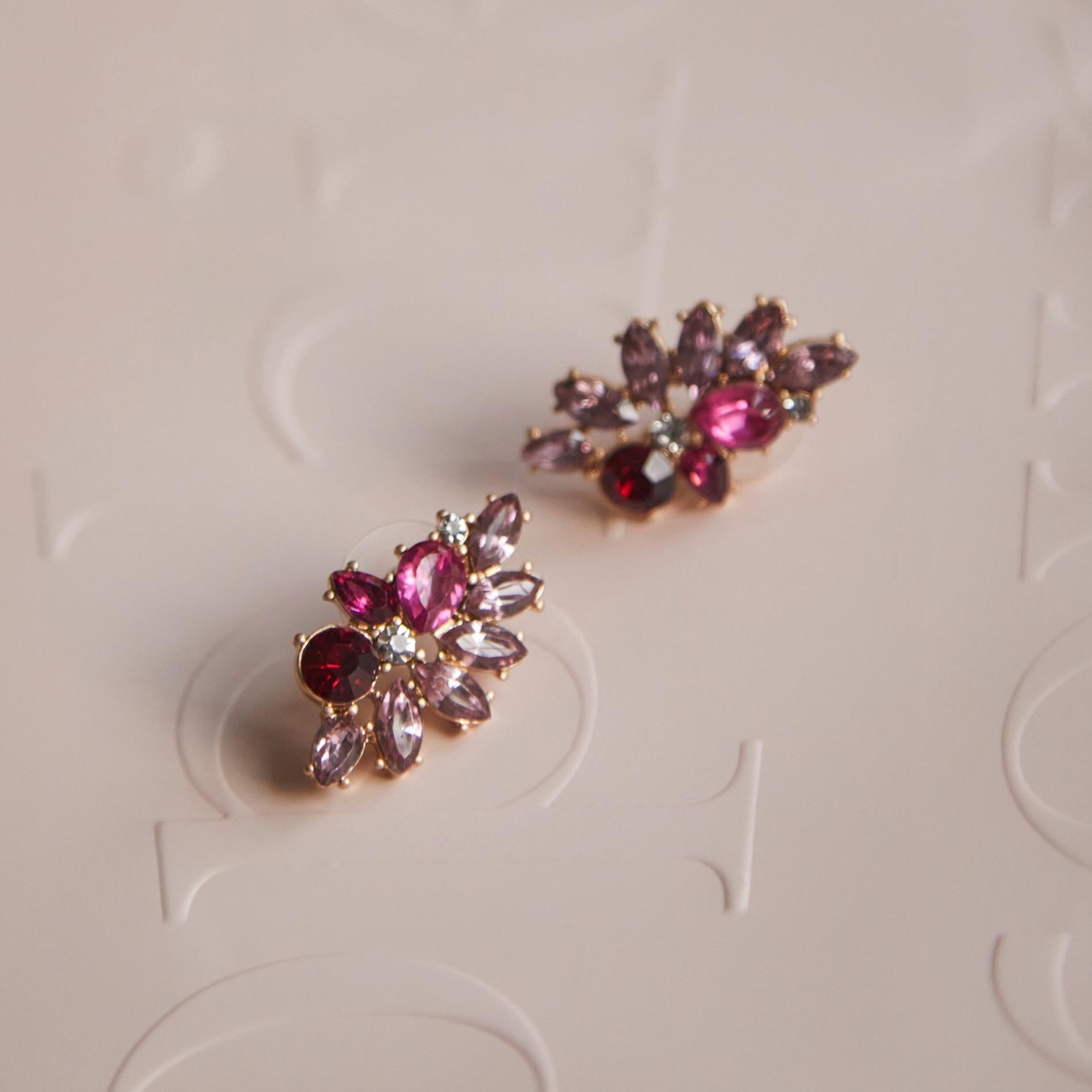 Arete Pétalos Cristales Fucsia SOPHIE CROWN