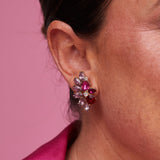 Arete Pétalos Cristales Fucsia SOPHIE CROWN