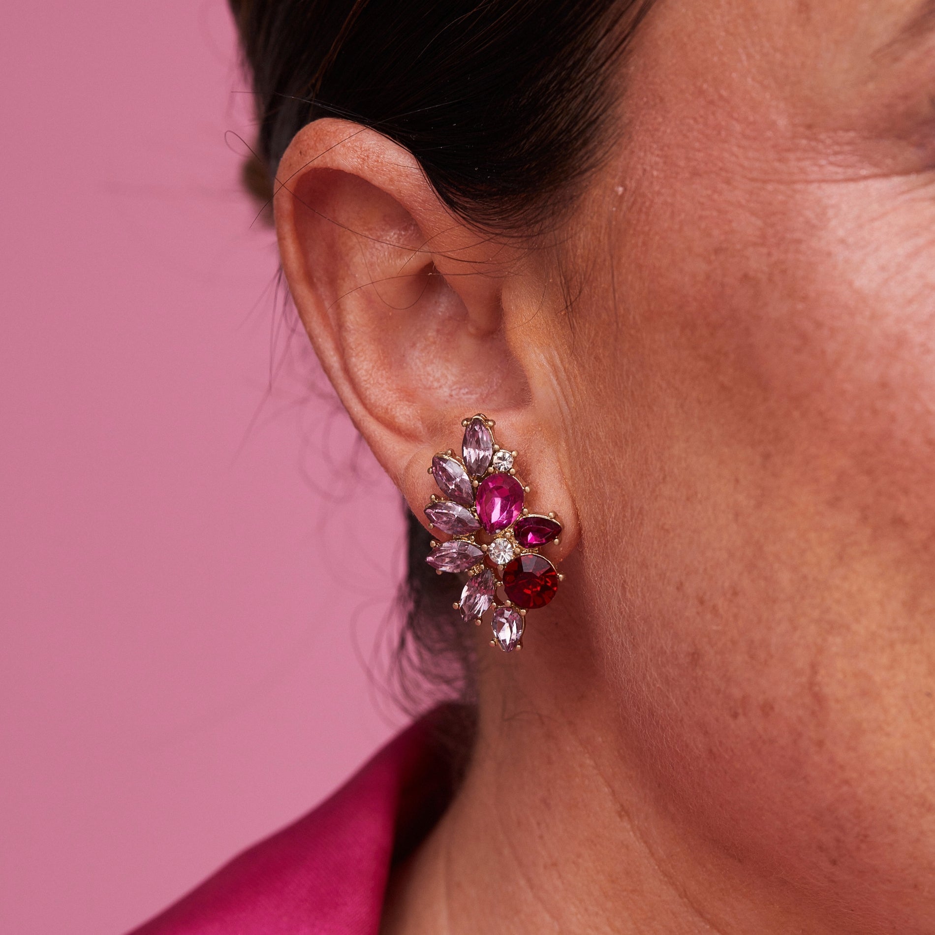 Arete Pétalos Cristales Fucsia SOPHIE CROWN