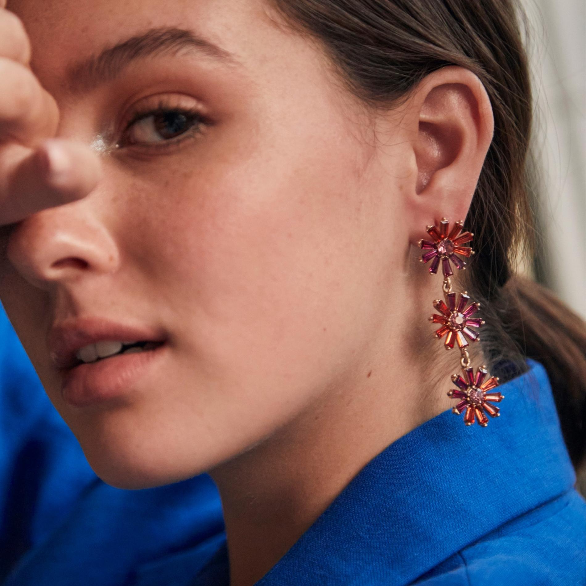 Arete Triple Flower Cristal Fucsia SOPHIE CROWN