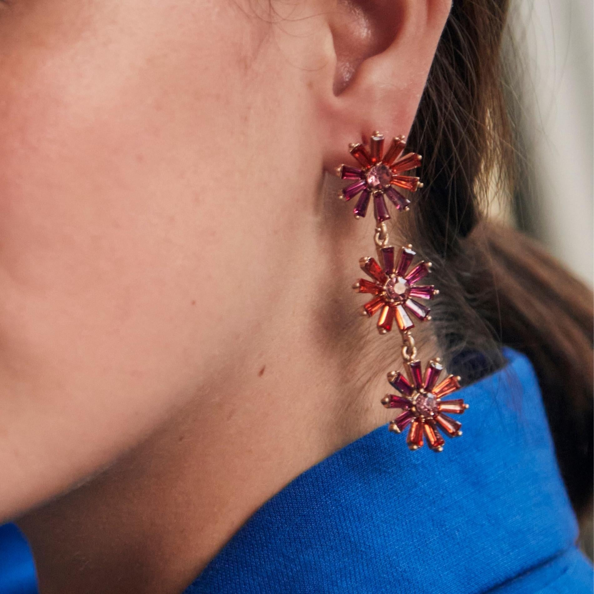Arete Triple Flower Cristal Fucsia SOPHIE CROWN