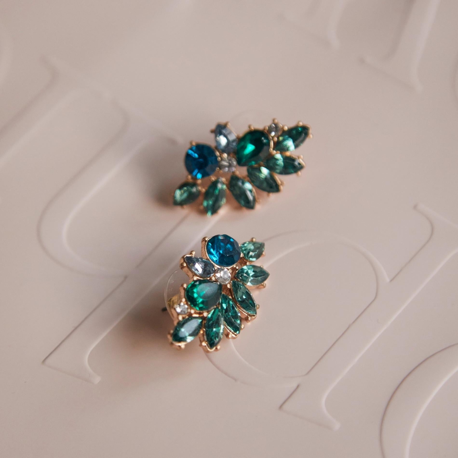 Arete petalos cristales green aqua SOPHIE CROWN