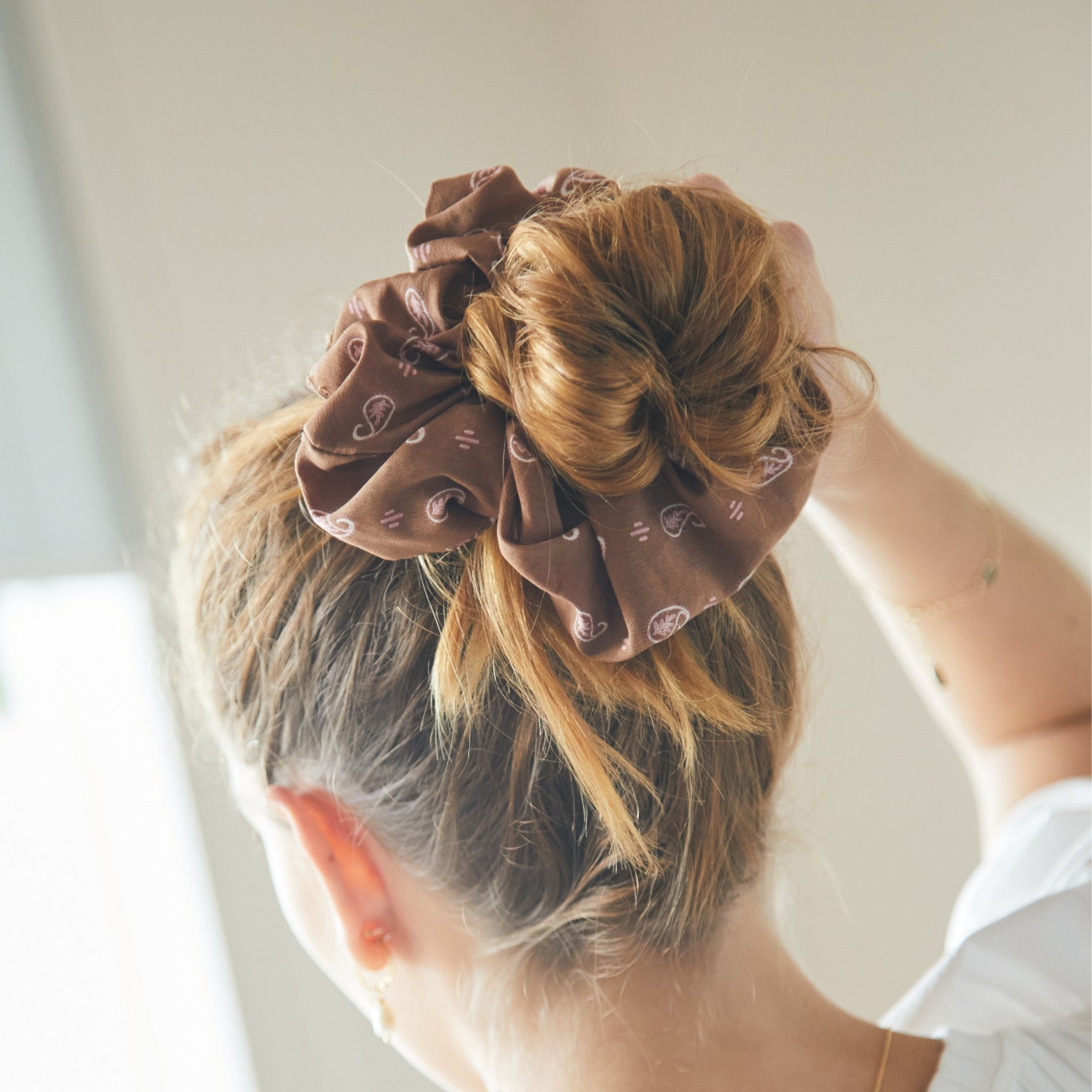 Scrunchie Retro Print Brown SOPHIE CROWN